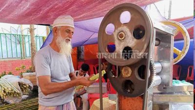 মোস্তাক মিয়া জীবনের অর্ধেকের বেশি সময় কাটিয়েছেন আখের রস বিক্রি করে