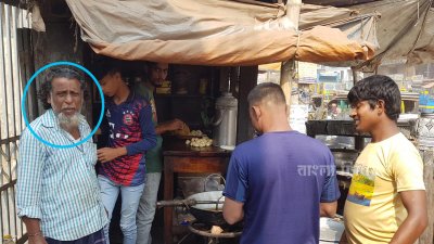 কর্মচারীরা পুরি বানাচ্ছেন, বাঁয়ে দাঁড়িয়ে আছেন বশির শেখ