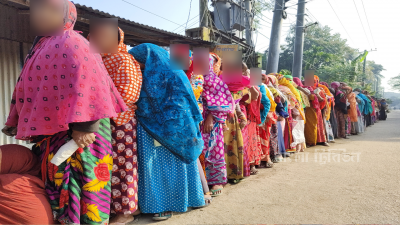 ওএমএসের চাল কিনতে দীর্ঘ লাইন: কুড়িগ্রাম শহরের খেজুরের তল এলাকা থেকে তোলা ছবি
