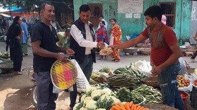 নতুন আলু কিনছেন ক্রেতারা