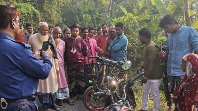 দুর্ঘটনাস্থলে মানুষের ভিড়