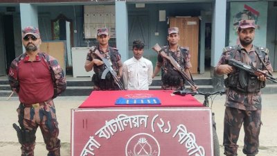 উদ্ধার হওয়া সোনা ও আটক তরুণ