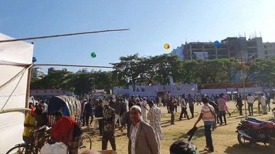 সমাবেশস্থলে আসা বিএনপির নেতাকর্মীরা