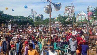সিলেটের আলিয়া মাদ্রাসা মাঠে সমাবেশস্থলে যোগ দিচ্ছেন বিএনপির নেতাকর্মীরা