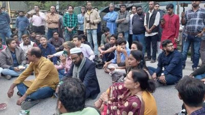 থানার সামনে অবস্থান নিয়ে বিক্ষোভ কর্মসূচি পালন করেন সাংবাদিকরা