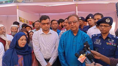 কুমিল্লায় বইমেলার উদ্বোধন শেষে বক্তব্য দেন কে এম খালিদ