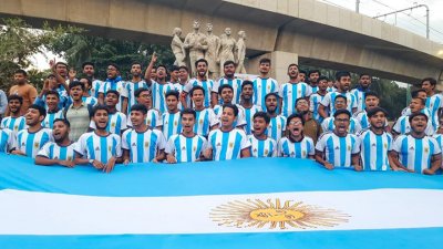 আর্জেন্টিনার পতাকা হাতে দলের সমর্থকরা