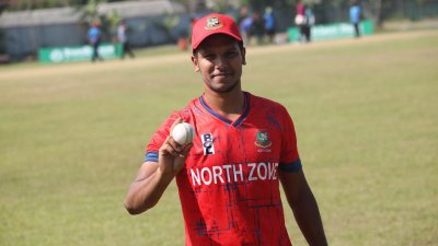 ৫ উইকেট নিয়েছেন সাইফউদ্দিন।