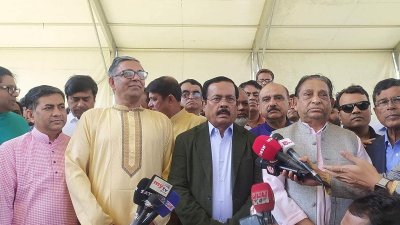 গণমাধ্যমের সঙ্গে কথা বলছেন  জাহাঙ্গীর কবির নানক