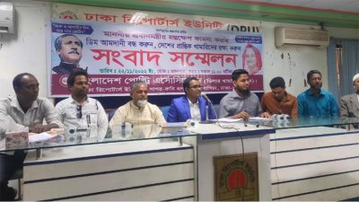 সংবাদ সম্মেলনে খামারিরা