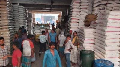 গুদামে সারি সারি চিনির বস্তা