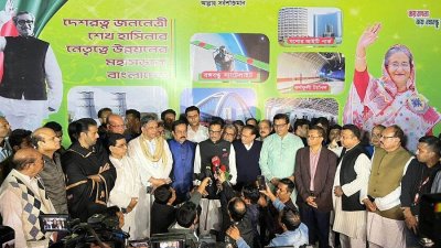জনসভার প্রস্তুতি নিয়ে গণমাধ্যমের সঙ্গে কথা বলছেন ওবায়দুল কাদের