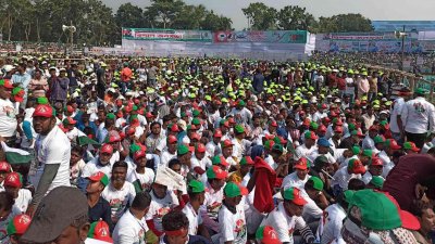 মিছিল নিয়ে জনসভাস্থল শামস্-উল হুদা স্টেডিয়ামে এসেছেন আওয়ামী লীগ ও অঙ্গ সংগঠনের নেতাকর্মীরা