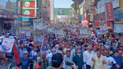 জায়গা না পেয়ে সড়কে অবস্থান নিয়েছেন অনেক নেতাকর্মী
