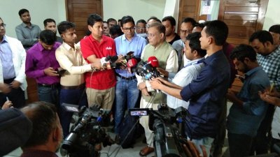 গণমাধ্যমের সঙ্গে কথা বলছেন তথ্যমন্ত্রী