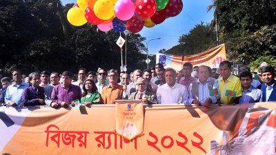 বিজয় র‍্যালি শেষে সোহরাওয়ার্দী উদ্যানের স্বাধীনতা চত্বরে এক সংক্ষিপ্ত বক্তব্য দেন ঢাবি উপাচার্য অধ্যাপক ড. মো. আখতারুজ্জামান