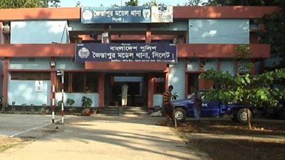 সড়কের পাশে যুবকের রক্তাক্ত লাশ
