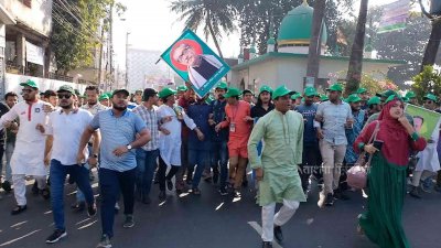 খণ্ড খণ্ড মিছিল নিয়ে আওয়ামী লীগ ও অঙ্গ সংগঠনের নেতাকর্মীরা পলোগ্রাউন্ড মাঠে আসছেন