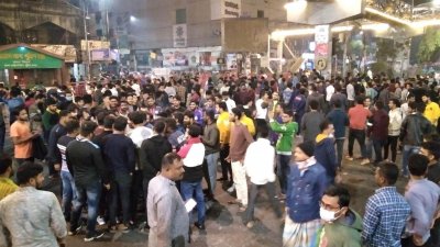 কমিটির দাবিতে সড়ক অবরোধ ঢাকা কলেজ ছাত্রলীগের