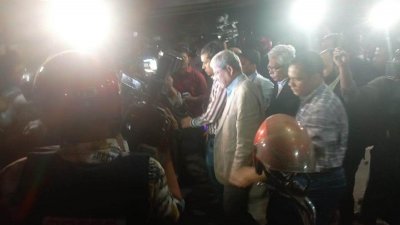 দলীয় কার্যালয়ে প্রবেশে বাধা পেয়ে সড়কে অবস্থান নেন মির্জা ফখরুল