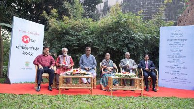 একাডেমির ভাষাশহীদ মুক্তমঞ্চে প্রতিষ্ঠাবার্ষিকীর অতিথিরা