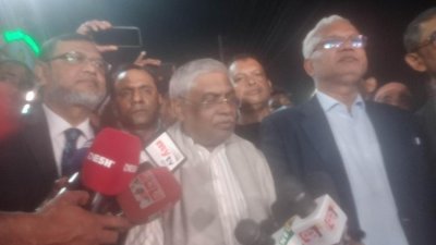 গণমাধ্যমের সঙ্গে কথা বলছেন বরকত উল্লাহ বুলু