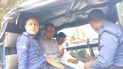 দুই যুবদল নেতাকে গ্রেফতার করে নিয়ে যাচ্ছে পুলিশ