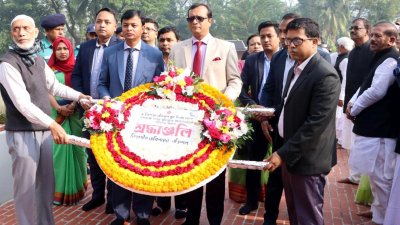‘স্মৃতি-৭১’ স্তম্ভে পুষ্পস্তবক অর্পণ করছেন বরিশাল বিভাগীয় কমিশনার আমিন উল আহসান