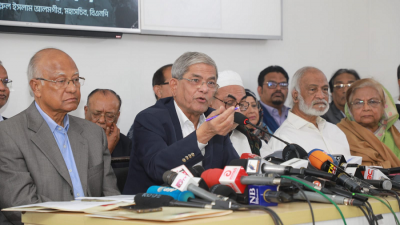 সংবাদ সম্মেলনে কথা বলছেন মির্জা ফখরুল ইসলাম আলমগীর