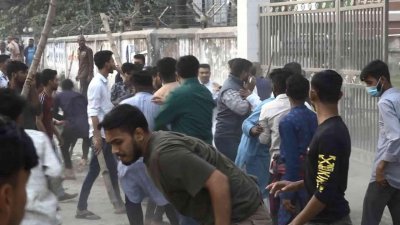 ময়মনসিংহের টাউন হল প্রাঙ্গণে দুই পক্ষের ধাওয়া-পাল্টা ধাওয়ার ঘটনা ঘটে