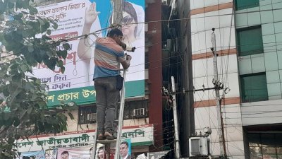 নয়াপল্টনে বিএনপির কেন্দ্রীয় কার্যালয়ের সামনে পুলিশের সিসি ক্যামেরা বসানো হচ্ছে