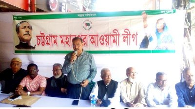 অবস্থান কর্মসূচিতে বক্তব্য দেন আ জ ম নাছির উদ্দীন