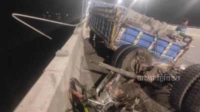 বাসের ধাক্কায় দুমড়েমুচড়ে সেতুর রেলিংয়ে আটকে গেছে একটি পিকআপ