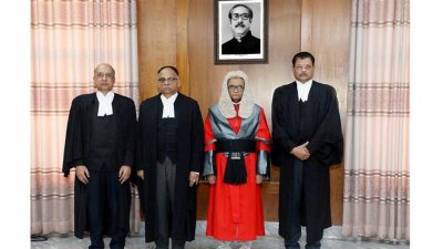 প্রধান বিচারপতি হাসান ফয়েজ সিদ্দিকীর সঙ্গে নবনিযুক্ত ৩ বিচারপতি। ছবিটি শপথগ্রহণের দিনের।