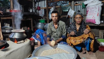 মা জহুরুন নেসা, পাশে ছেলে আজিজুর রহমান