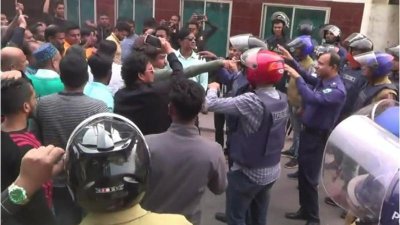 বিএনপির বিক্ষোভে পুলিশের বাঁধা