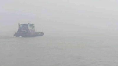 দৌলতদিয়া-পাটুরিয়া নৌপথে মাঝ নদীতে কুয়াশার ঘনত্ব বেড়ে গেলে চারদিক অন্ধকার হয়ে যায়