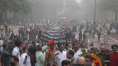 শহীদ বুদ্ধিজীবীদের স্মরণে রাজধানীর রায়েরবাজার বধ্যভূমি স্মৃতিসৌধে ফুল দিয়ে শ্রদ্ধা জানিয়েছেন বিভিন্ন শ্রেণিপেশার মানুষ (ছবি: নাসিরুল ইসলাম)