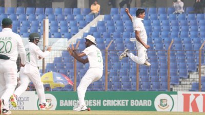 উইকেট তুলে তাইজুলের উল্লাস।