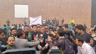 রায়েরবাজারে বধ্যভূমি বুদ্ধিজীবী স্মৃতিসৌধে শ্রদ্ধা নিবেদন করেন তথ্য ও সম্প্রচারমন্ত্রী ড. হাছান মাহমুদ