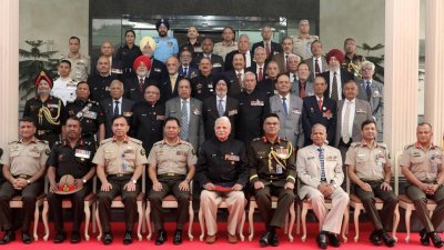 বাংলাদেশ সেনাবাহিনী প্রধান জেনারেল এস এম শফিউদ্দিন আহমেদের সঙ্গে সাক্ষাত করের ভারতীয় সশস্ত্র বাহিনীর সামরিক প্রতিনিধি দল