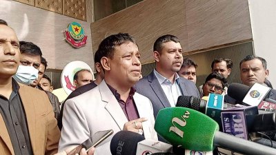সাংবাদিকদের সঙ্গে কথা বলছেন ঢাকা মহানগর ডিবি প্রধান হারুন অর রশীদ