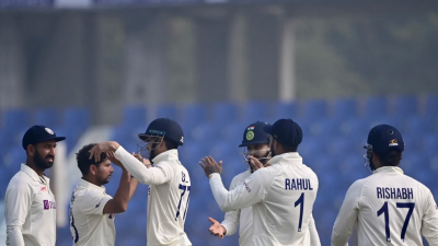 উইকেট তুলে ভারতের উল্লাস।