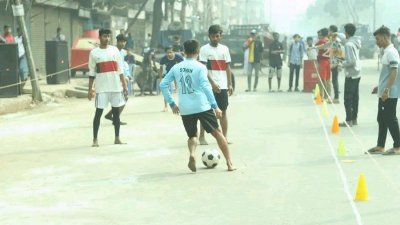 রাস্তা ফাঁকা পেয়ে পুরান ঢাকার ছেলেরা ফুটবল খেলায় মেতে উঠেছিল
