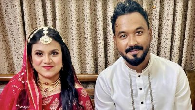 স্ত্রী নাফিসার সঙ্গে বিয়ের আসরে পলাশ
