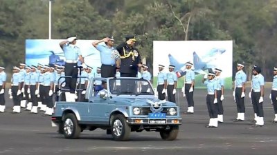 ভারতীয় বিমান বাহিনীর কুচকাওয়াজ পরিদর্শন করলেন বাংলাদেশ বিমান বাহিনী প্রধান