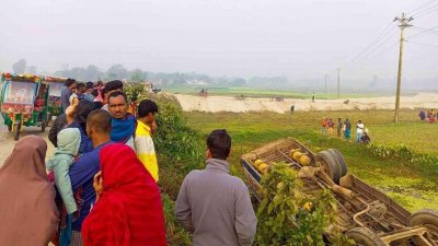 চালক নিয়ন্ত্রণ হারালে বাসটি মহাসড়কের পাশের খাদে পড়ে যায়
