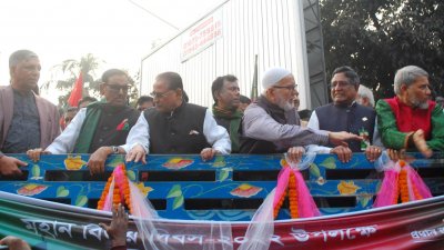 বিজয় দিবস উপলক্ষে আয়োজিত শোভাযাত্রায় আওয়ামী লীগের নেতারা