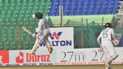 অভিষেক সেঞ্চুরির পর জাকিরের উল্লাসের একটি মুহূর্ত।