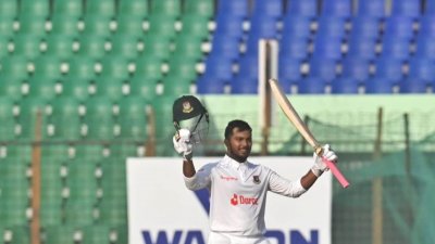 দিনের একমাত্র স্বস্তির ব্যাটিংটা উপহার দিয়েছেন ওপেনার জাকির।